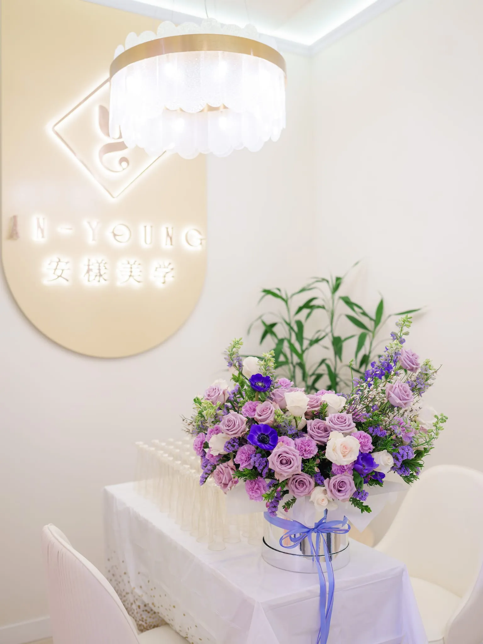 圣何塞美学工作室内景——标志墙、水晶吊灯与淡紫色花束